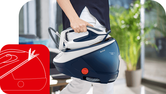 Osoba trzyma generator pary w kolorze granatowym z białymi elementami, na którym widoczne jest logo \'Tefal\'. Obok znajduje się czerwony symbol przedstawiający sposób przechowywania urządzenia.