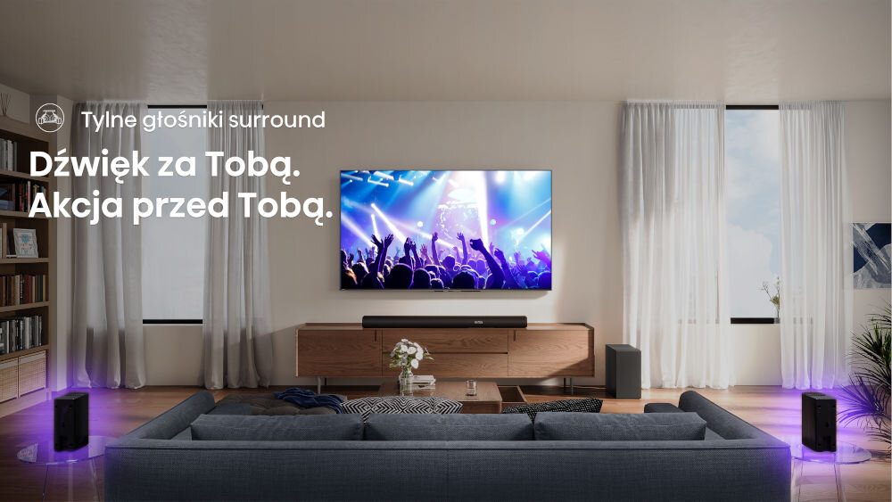 Soundbar HISENSE AX5100Q tylne głośniki surround półbezprzewodowe dźwięk 3D, telewizor zawieszony na ścianie, soundbar stojący na komodzie w salonie