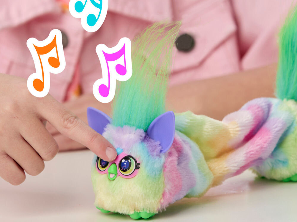 Maskotka HASBRO Furby DJ Furblets Can-Dee-Swirl G17825X0 Dziecko naciska serduszko na czole maskotki Furby Furblets, co aktywuje dźwięki, symbolizowane przez kolorowe nutki nad zabawką.
