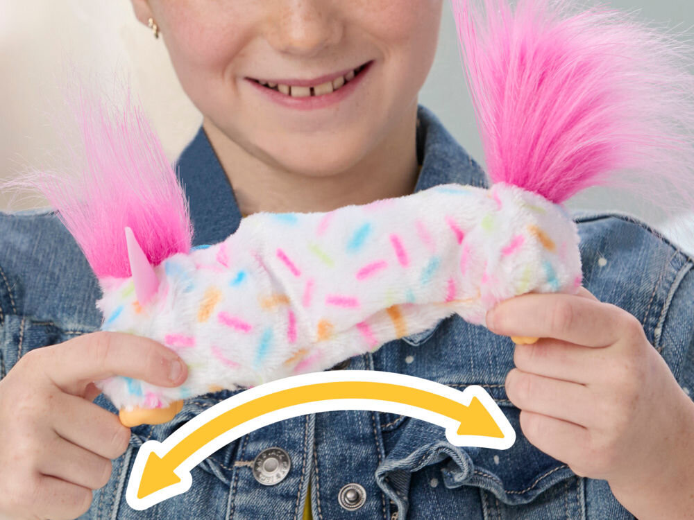 Maskotka HASBRO Furby DJ Furblets Berry-Cup-Cake G17815X0 Zbliżenie na dłonie dziecka rozciągające elastyczny tułów interaktywnej maskotki Furby Furblets Berry-cup-cake.