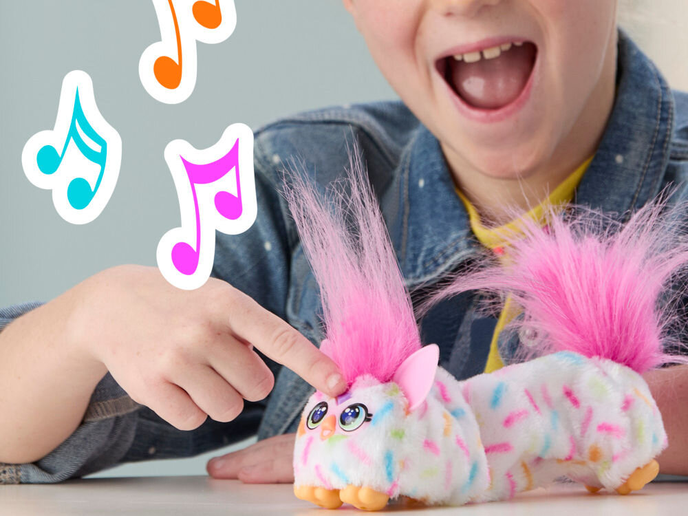 Maskotka HASBRO Furby DJ Furblets Berry-Cup-Cake G17815X0 Dziecko naciska przycisk na głowie białej maskotki Furby Furblets, co aktywuje funkcje dźwiękowe i muzyczne.