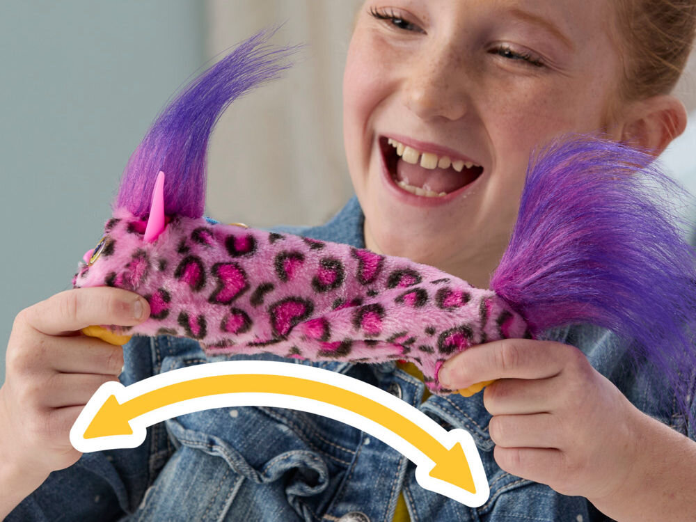 Maskotka HASBRO Furby DJ Furblets Kitt-Ee-Luv G17855X0 Dziewczynka rozciąga elastyczny tułów zabawki Furby Furblets Ray-Vee, prezentując funkcję zmiany długości maskotki.