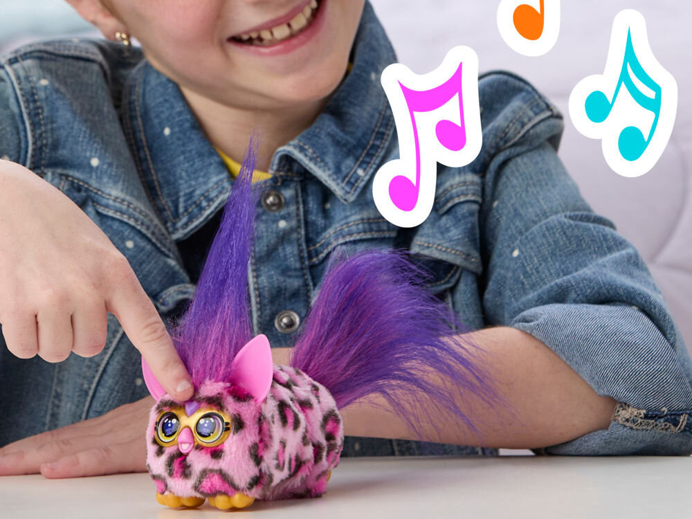 Maskotka HASBRO Furby DJ Furblets Kitt-Ee-Luv G17855X0 Dziecko naciska przycisk na czole maskotki Furby Furblets Ray-Vee, co aktywuje dźwięki i muzykę symbolizowaną przez kolorowe nutki.