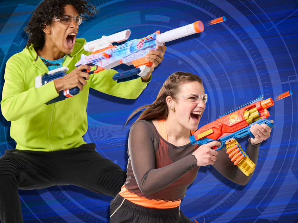 Wyrzutnia NERF Loadout Arctic Zerostriker G17634N0 zabawa od 8 roku życia rodzina i przyjaciele - dwoje nastolatków bawiących się wyrzutniami