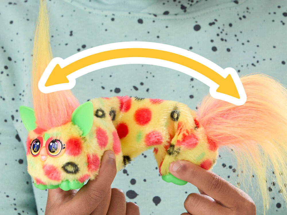 Maskotka HASBRO Furby DJ Furblets Pepp-Oh-Roni G17845X0 Dłonie dziecka rozciągają elastyczny tułów zabawki Furby Furblets Mello-Nee, pokazując funkcję wydłużania maskotki.