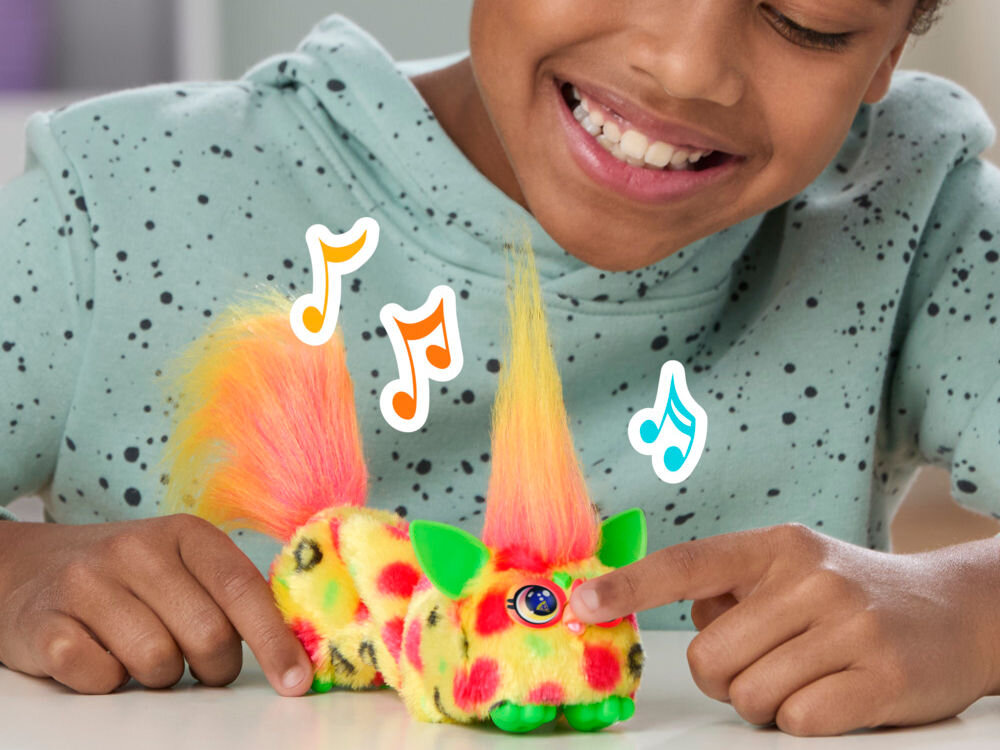 Maskotka HASBRO Furby DJ Furblets Pepp-Oh-Roni G17845X0 Dziecko naciska przycisk na czole maskotki Furby Furblets Ray-Vee, co aktywuje dźwięki i muzykę symbolizowaną przez kolorowe nutki.