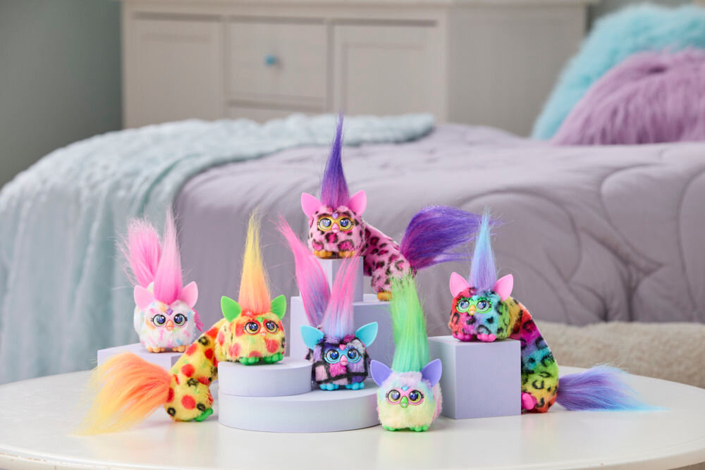 Maskotka HASBRO Furby DJ Furblets Pepp-Oh-Roni G17845X0 Grupa sześciu różnych postaci Furby Furblets o neonowych kolorach i puszystych ogonach wyeksponowana w dziecięcym pokoju.