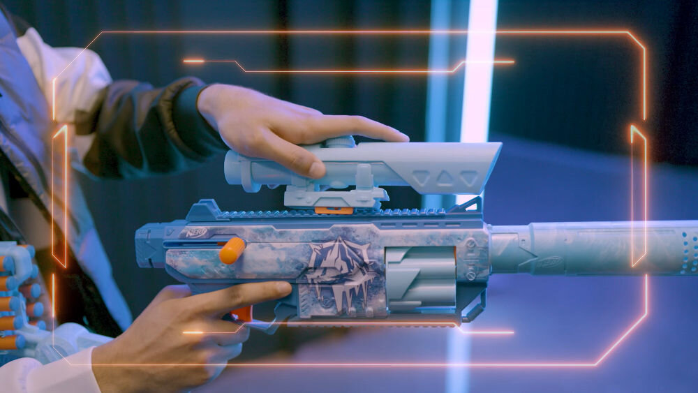 Wyrzutnia NERF Loadout Frost Fusion G3157EU4 montaż suwadła po obu stronach wygoda użytkowania - nastolatek z wyrzutnią