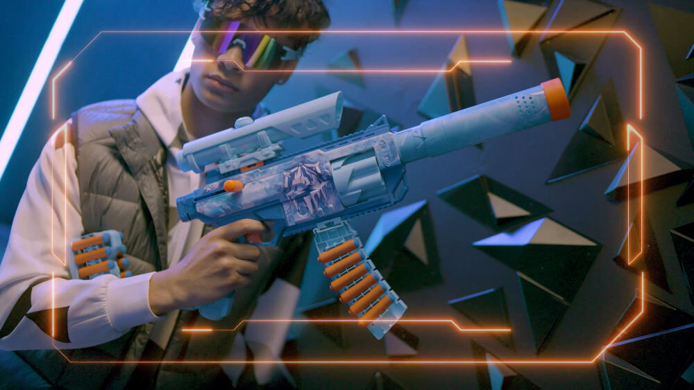 Wyrzutnia NERF Loadout Frost Fusion G3157EU4 zabawa od 8 roku życia rodzina i przyjaciele - dwoje nastolatków bawiących się wyrzutniami