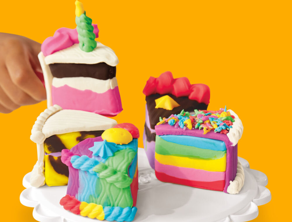 Ciastolina PLAY-DOH Tęczowy piekarnik G04975L0 Play-Doh Super Slice Cake Playset wałek do lukru wykrojniki ozdabianie ciast dzieci