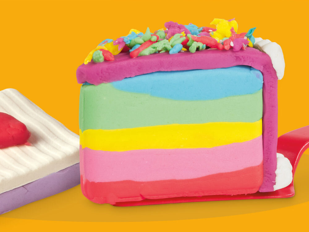 Ciastolina PLAY-DOH Tęczowy piekarnik G04975L0 Play-Doh Super Slice Cake Playset akcesoria dekoracja łopatka wykrojniki stojak do ciast