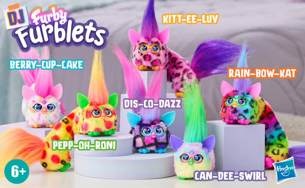 Maskotka HASBRO Furby DJ Furblets Dis-Co-Dazz G17805X0 Kolorowe maskotki Furby Furblets o imionach Kitt-ee-luv, Rain-bow-kat, Dis-Co-Dazz, Dis-co-dazz, Pepp-oh-roni oraz Dis-Co-Dazz ustawione na fioletowych podestach.