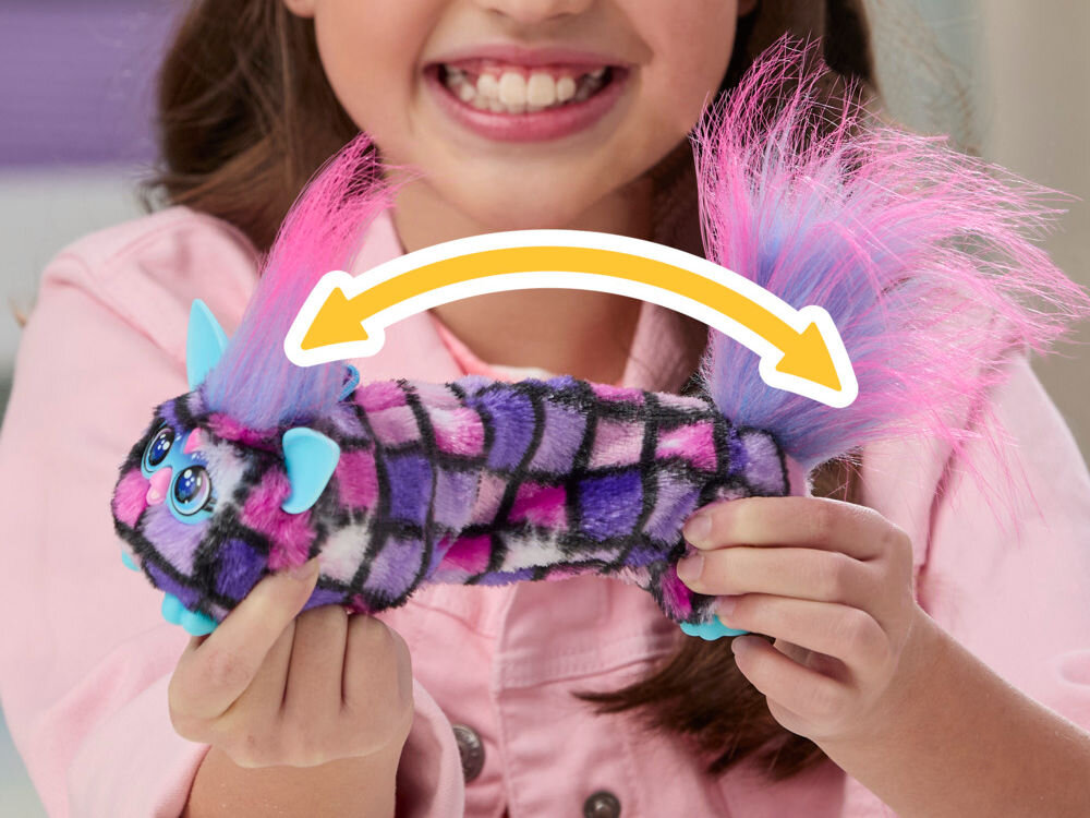 Maskotka HASBRO Furby DJ Furblets Dis-Co-Dazz G17805X0 Interaktywna zabawka Furby Furblets Luv-Lee rozciągnięta w dłoniach dziecka, prezentująca elastyczny tułów w fioletowo-różową kratkę.