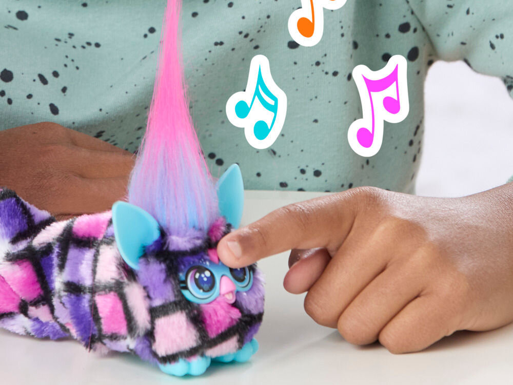 Maskotka HASBRO Furby DJ Furblets Dis-Co-Dazz G17805X0 Zbliżenie na palec dziecka naciskający czoło maskotki Furby Furblets Luv-Lee, co wywołuje efekty dźwiękowe symbolizowane przez kolorowe nutki.