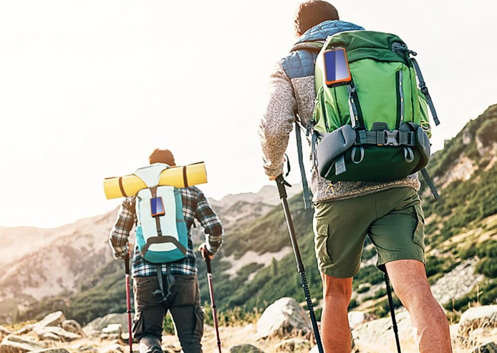 Powerbank solarny 4SMARTS Prepper 12000 mAh 10 W panel solarny korbkę ręczną survivalu, podróży, kempingu i sytuacji awaryjnych - dwoje ludzi idących na wyprawe