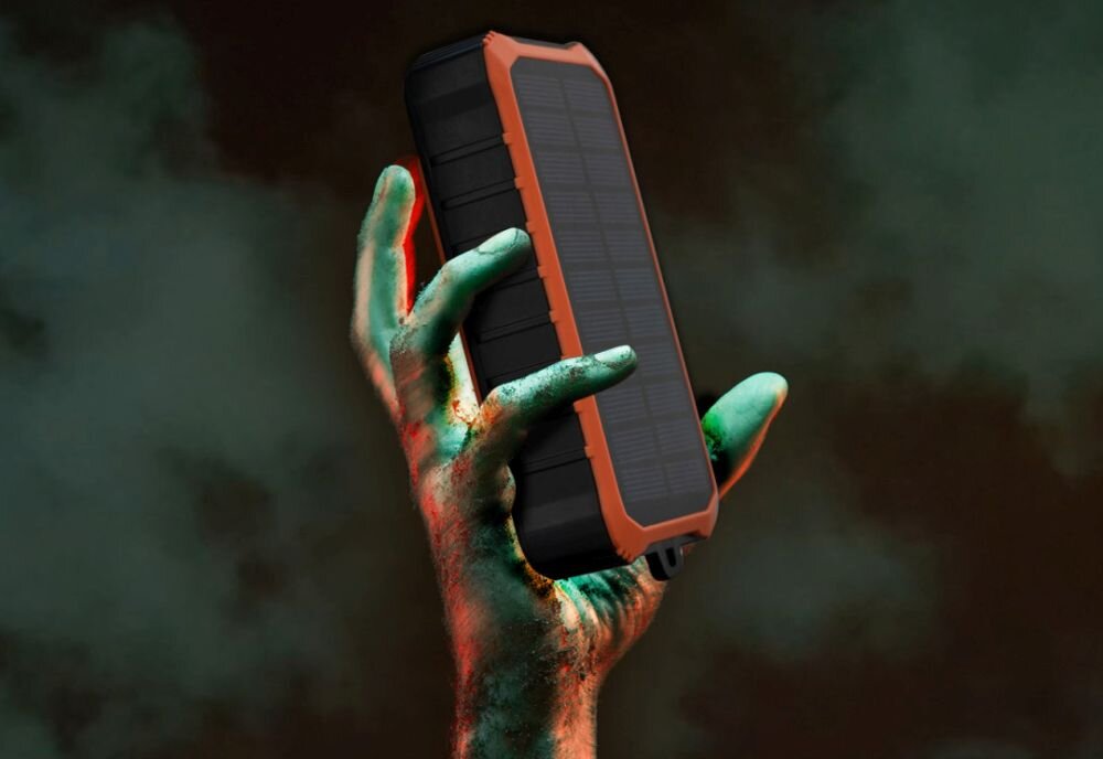 Powerbank solarny 4SMARTS Prepper 12000 mAh 10 W Li-Polymer 12 000 mAh jednoczesne ładowanie dwóch urządzeń porty USB-A (do 10,5 W) złącze USB-C szybkie ładowanie Możliwość pracy w trybie pass-through - powerbank w ręce na ciemnym tle