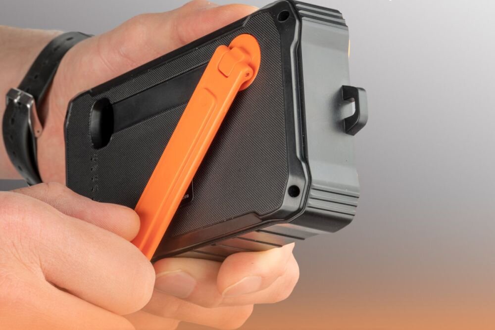 Powerbank solarny 4SMARTS Prepper 12000 mAh 10 W Zintegrowana latarka LED trzy poziomy jasności tryb SOS Diody LED poziomie naładowania baterii - zintegrowana korbka