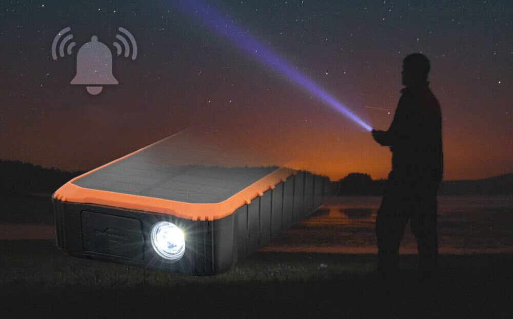 Powerbank solarny 4SMARTS Prepper 12000 mAh 10 W Obudowa z uszczelkami IPX4 system zabezpieczeń Karabińczyk - powerbank z włączoną latarką