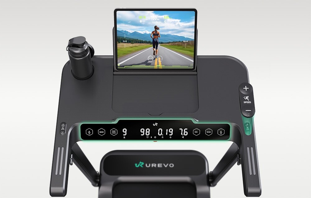 Bieżnia elektryczna UREVO Foldi 3S 560W 12km-h Widok z góry na pulpit bieżni z uchwytem na bidon, tabletem wyświetlającym trasę oraz panelem dotykowym z parametrami treningu półka na laptopa lub tablet regulacja wysokości 90–120 cm