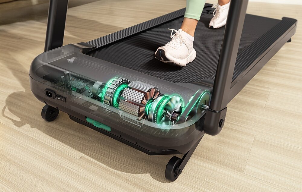 Bieżnia elektryczna UREVO Foldi 3S 560W 12km-h Przekrój przedniej części bieżni ukazujący pracujący silnik elektryczny i wewnętrzne układy scalone pod półprzezroczystą obudową silnik o mocy 0,75 HP 3 800 obrotów na minutę prędkość w zakresie 0,5–12 km/h poziom hałasu 45 dB dla osób o wadze do 120 kg