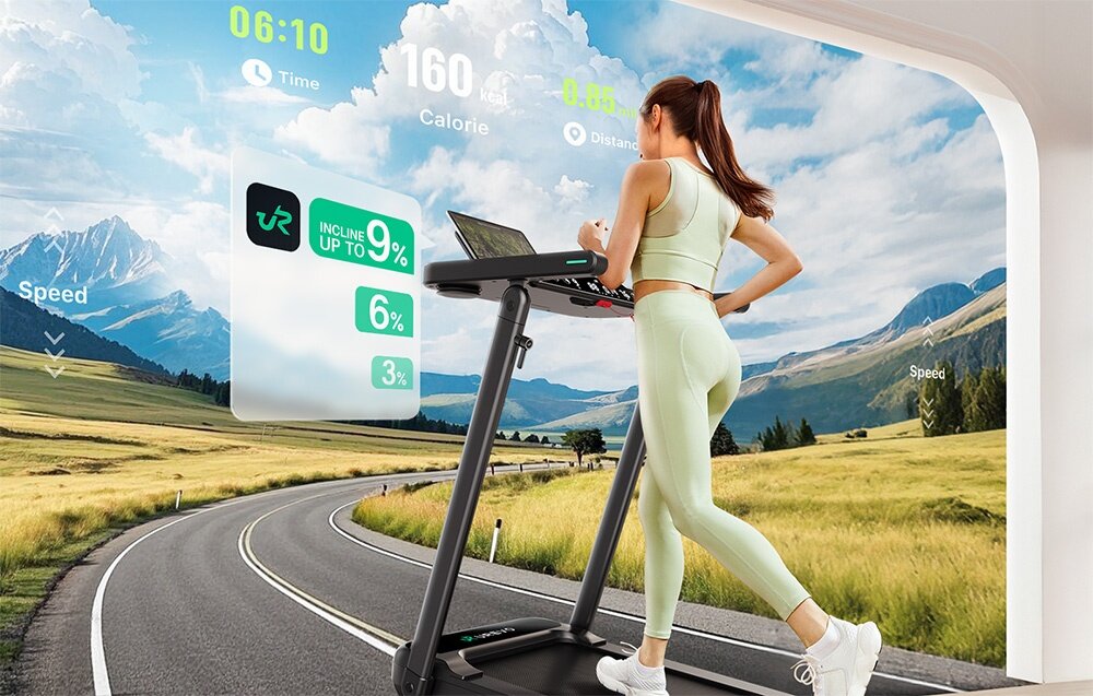 Bieżnia elektryczna UREVO Foldi 3S 560W 12km-h Kobieta biegnąca na bieżni z widokiem na wirtualną trasę i interfejsem pokazującym statystyki treningu oraz kąt nachylenia do 9% system tłumienia oparty na ośmiu punktach kontaktu redukuje obciążenie stawów pas biegowy 42 × 108 cm