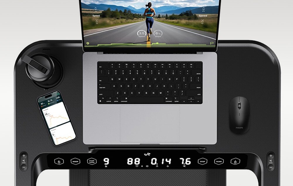 Bieżnia elektryczna UREVO Foldi 3S 560W 12km-h Zbliżenie na szeroki blat bieżni, na którym mieszczą się: laptop, smartfon z aplikacją, myszka komputerowa oraz bidon czytelny wyświetlacz LED przyciski wbudowane w wyświetlacz