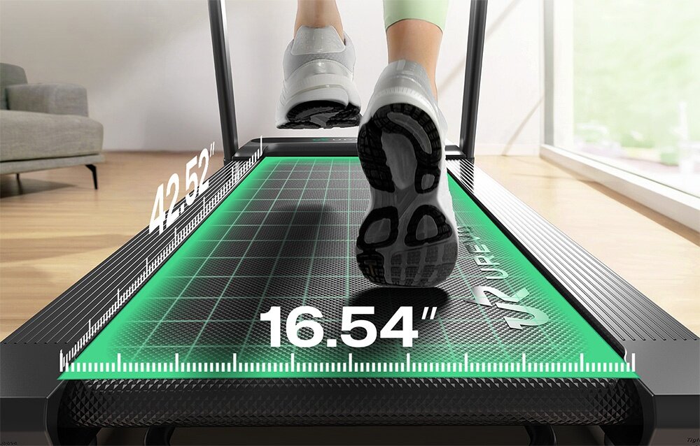 Bieżnia elektryczna UREVO Foldi 3S 560W 12km-h Perspektywa od tyłu na stopy biegacza, z nałożoną grafiką wymiarów pasa biegowego: 16,54 cala szerokości oraz 42,52 cala długości mechanizm szybkiego składania do wymiarów 65 x 16.5 x 131.1 cm kółka transportowe