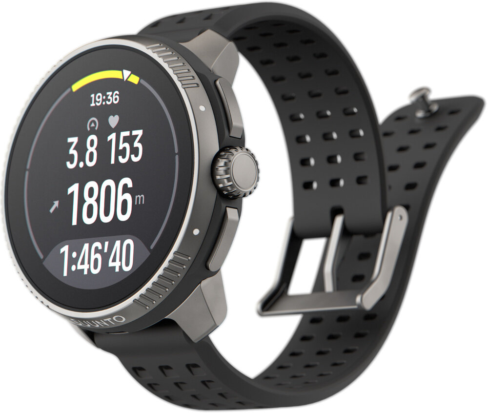 Smartwatch z okrągłym wyświetlaczem pokazującym czas 19:36, dystans 1806 m oraz czas 1:46\'40. Pasek jest czarny z perforacjami, a obudowa ma metaliczny wygląd.