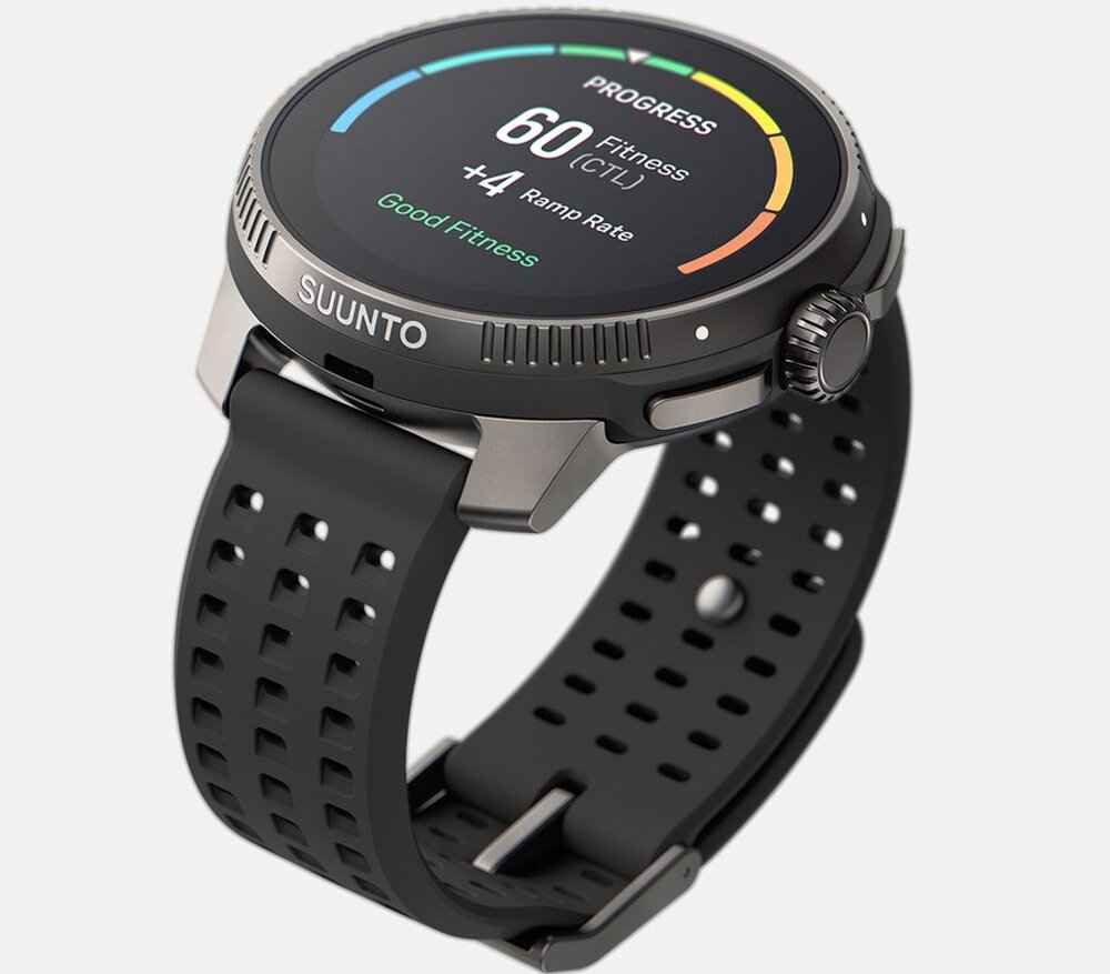 Smartwatch z okrągłym wyświetlaczem pokazującym dane dotyczące kondycji, z napisem \'SUUNTO\' na obudowie. Pasek jest czarny z perforacjami.