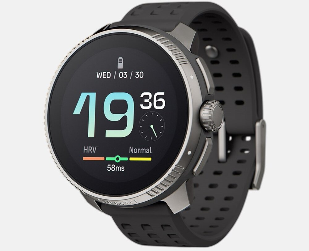 Smartwatch z okrągłym wyświetlaczem pokazuje godzinę 19:36, datę WED | 03/30 oraz wskaźnik HRV z napisem Normal i wartością 58ms. Pasek zegarka jest czarny z perforacjami, a koperta ma metaliczny wygląd.