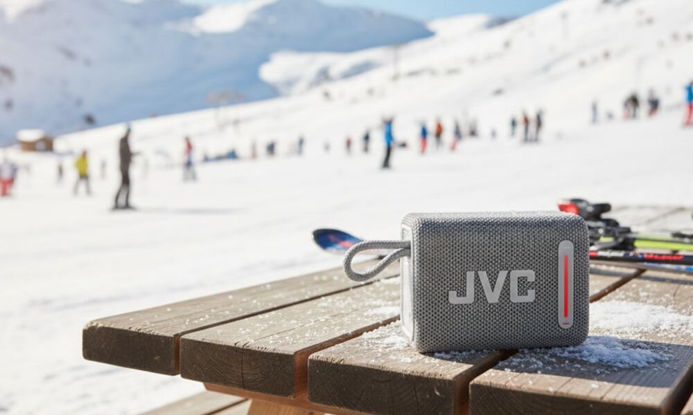 Głośnik mobilny JVC XS-E114G Bluetooth 5.3 zasięg 10 m komunikaty głosowe LED, głośnik stojący na stole w górach