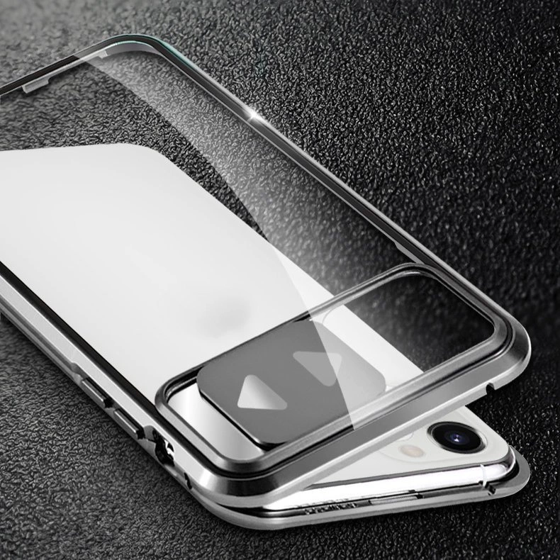 Na obrazie widoczne jest przezroczyste etui na telefon z czarną ramką i osłoną na aparat. Etui leży na ciemnej, teksturowanej powierzchni.