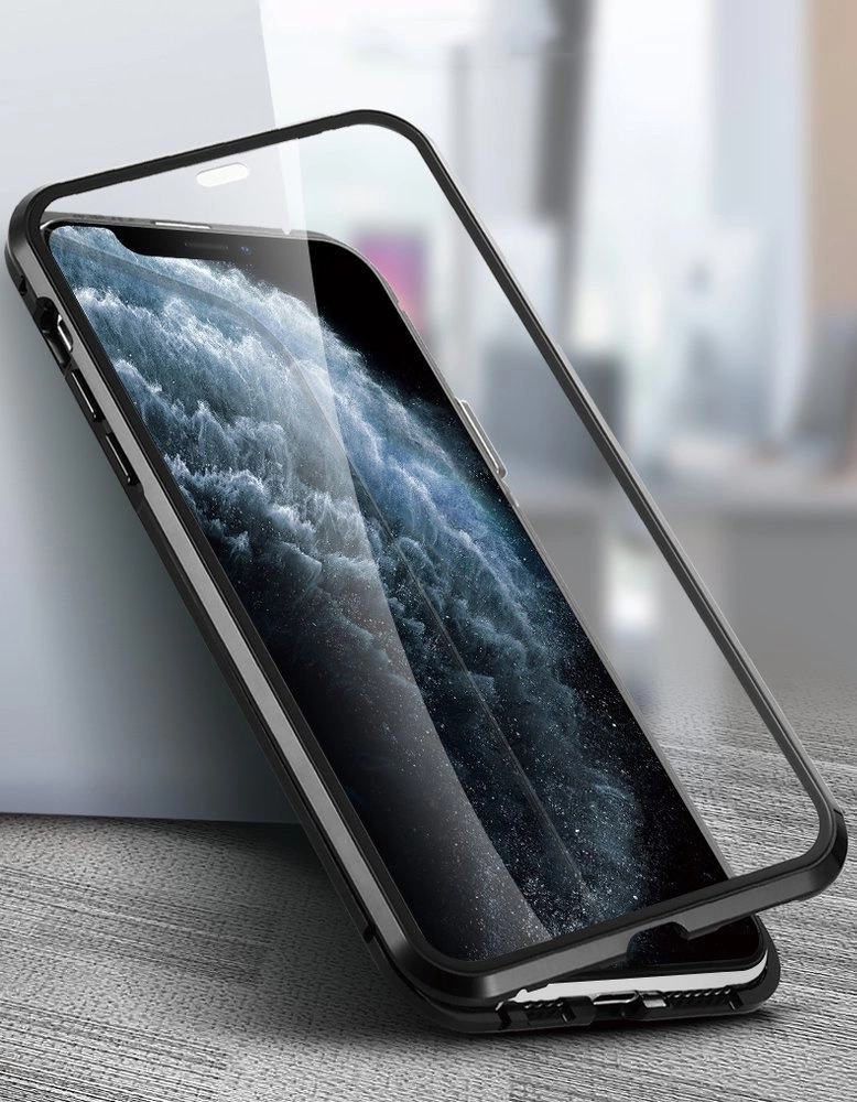 Obraz przedstawia czarne etui magnetyczne na telefon z przezroczystą osłoną na ekran. Etui jest umieszczone na drewnianej powierzchni, a w tle widać rozmyty obraz wnętrza pomieszczenia.