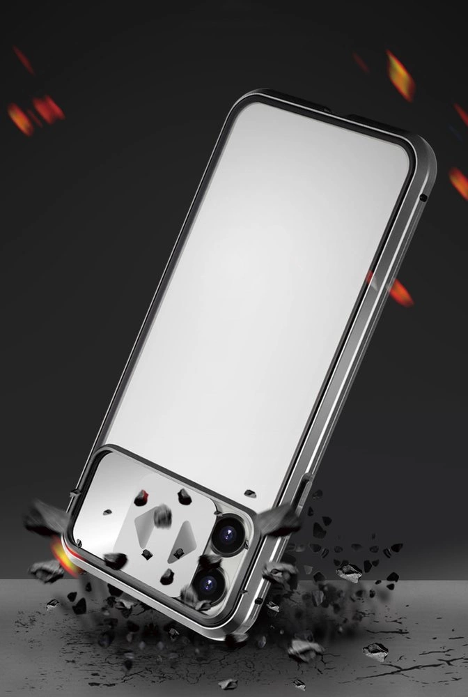 Obraz przedstawia telefon w czarnym etui z przezroczystym przodem i osłoną na aparat, otoczony unoszącymi się odłamkami. Tło jest ciemne z widocznymi rozbłyskami światła.