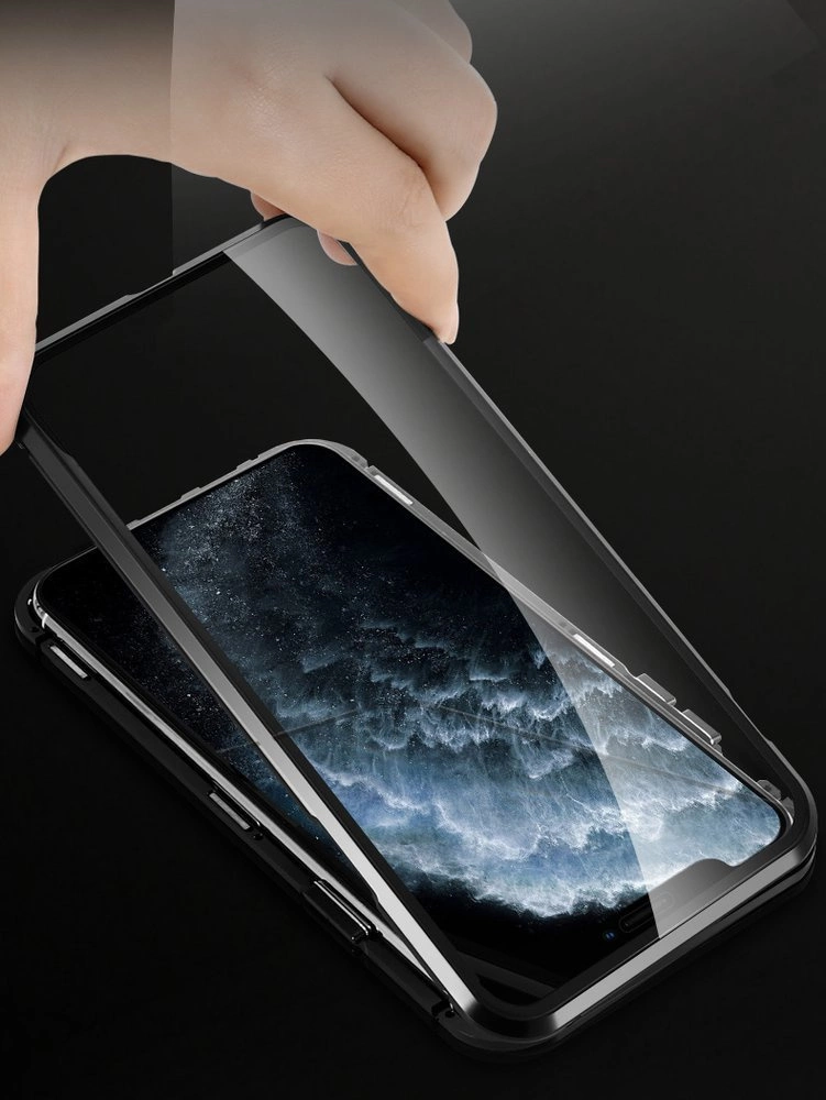 Osoba trzyma przezroczystą osłonę na telefon, który jest umieszczony w czarnym etui. Na ekranie telefonu widoczny jest obraz przypominający wzburzone fale oceanu.