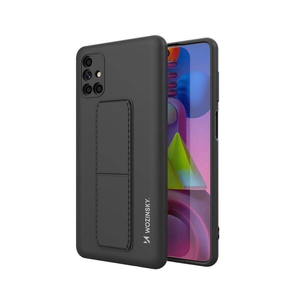 Czarne silikonowe etui z podstawką na telefon, z widocznym logo \'WOZINSKY\'. Etui jest dopasowane do modelu telefonu z trzema aparatami i lampą błyskową.