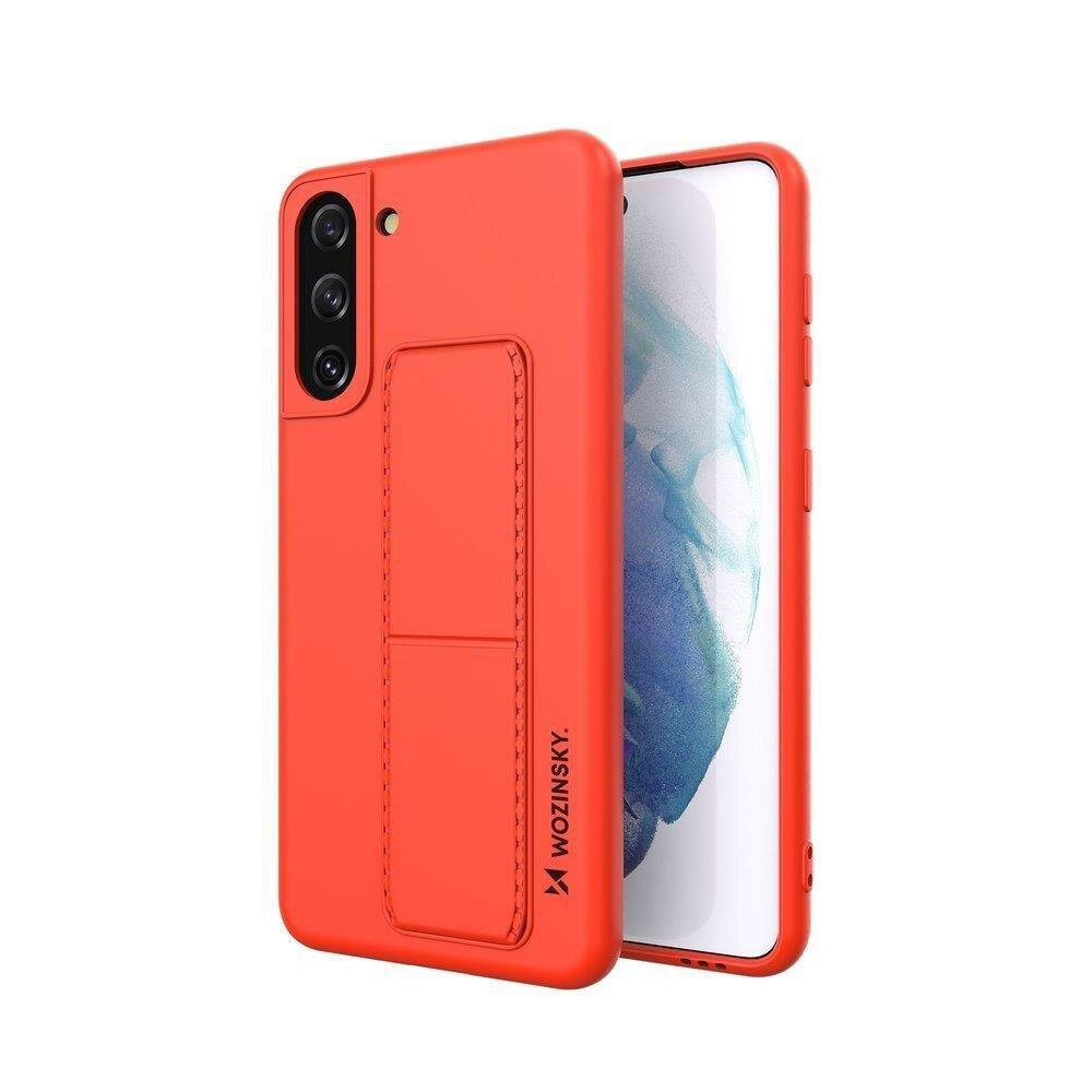 Czerwone silikonowe etui z podstawką na telefon, z trzema otworami na aparat i logo \'WOZINSKY\' na dole. Etui jest przeznaczone dla modelu Samsung Galaxy S21+ 5G.