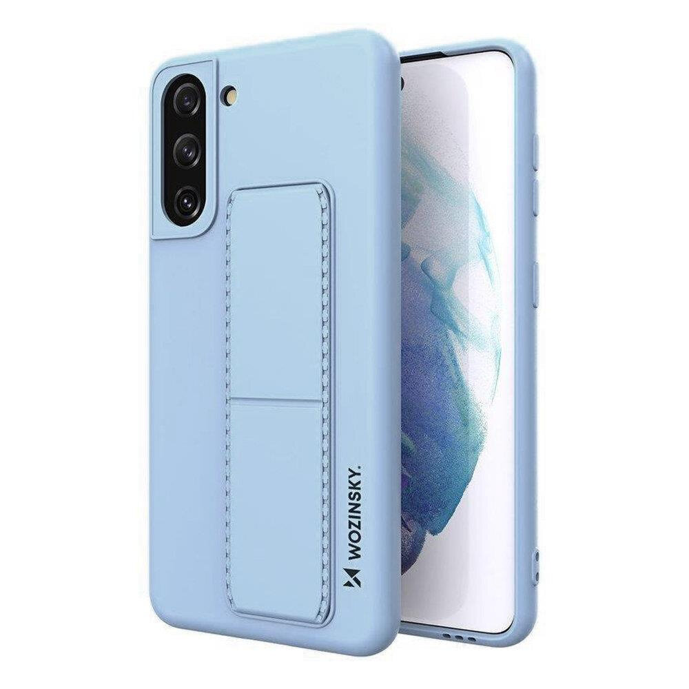 Jasnoniebieskie silikonowe etui z podstawką na telefon, z trzema otworami na aparat i logo \'Wozinsky\' na boku. Etui jest przeznaczone dla modelu Samsung Galaxy S21+ 5G.