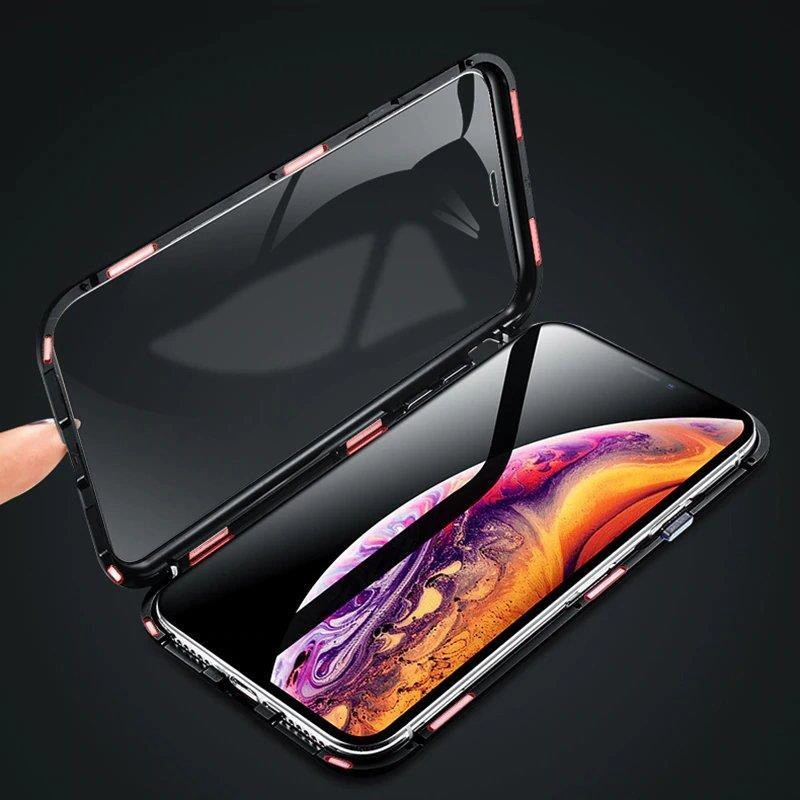 Obraz przedstawia czarno-przezroczyste etui magnetyczne na telefon, które jest otwarte, ukazując ekran urządzenia z kolorową grafiką. Etui ma wbudowane szkło ochronne i metalowe elementy na krawędziach.