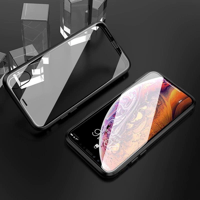 Na obrazie widoczne są dwa elementy etui na telefon: przezroczysta część z wycięciem na aparat oraz telefon w etui z widocznym kolorowym ekranem. Tło jest ciemne, a w tle znajdują się przezroczyste, szklane kształty.