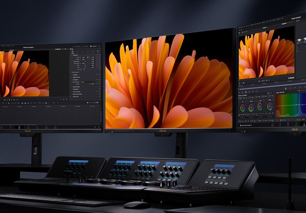 Trzy monitory ASUS wyświetlają obraz pomarańczowego kwiatu oraz interfejsy programów graficznych. Przed monitorami znajduje się panel sterowania z pokrętłami i przyciskami.