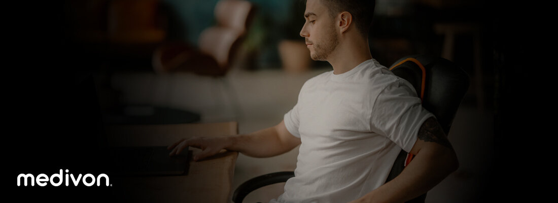 Mata masująca MEDIVON Cosy Mesh szybkie i wygodne zamontowanie na fotelu  ulgę dla zmęczonych pleców i okolic lędźwi Elastyczne pasy mocujące instalacja maty trwa zaledwie chwilę