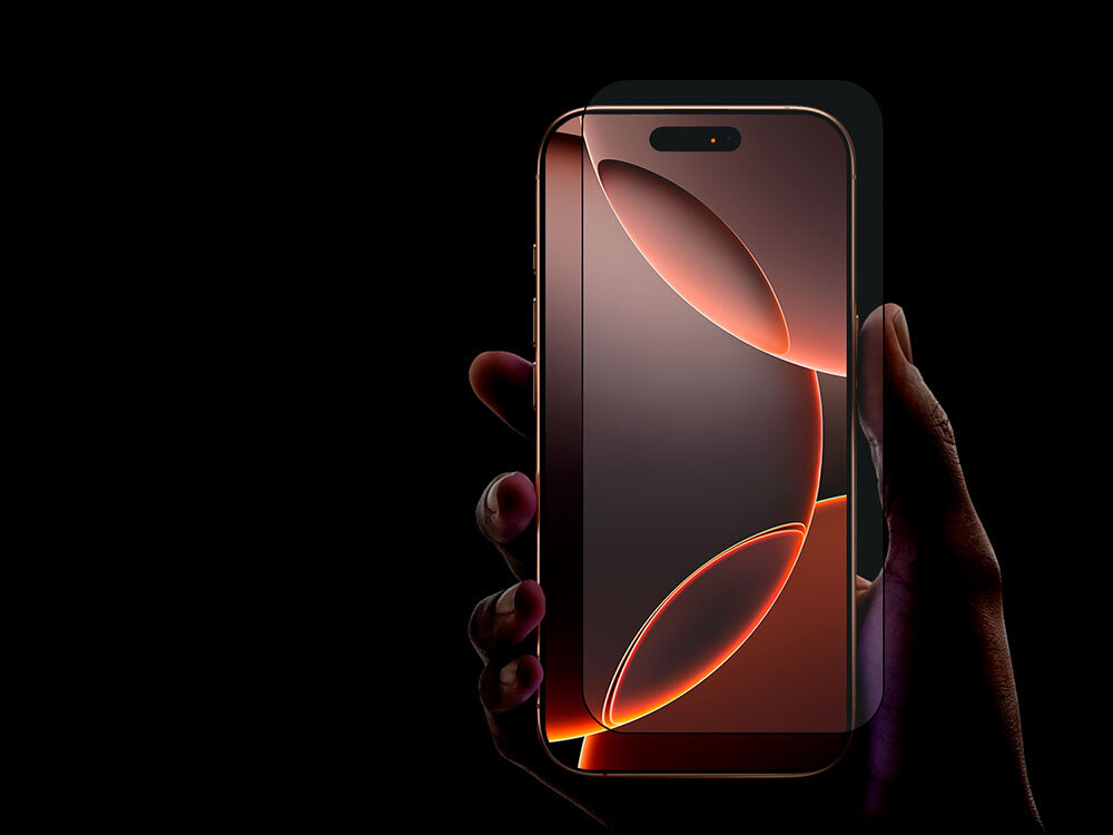 Szkło hartowane ILERA Permium Sapphire Ultra+ do Apple iPhone 16 Plus + szkło na obiektyw zdjęcie czarne tło a na nim telefony w ręce