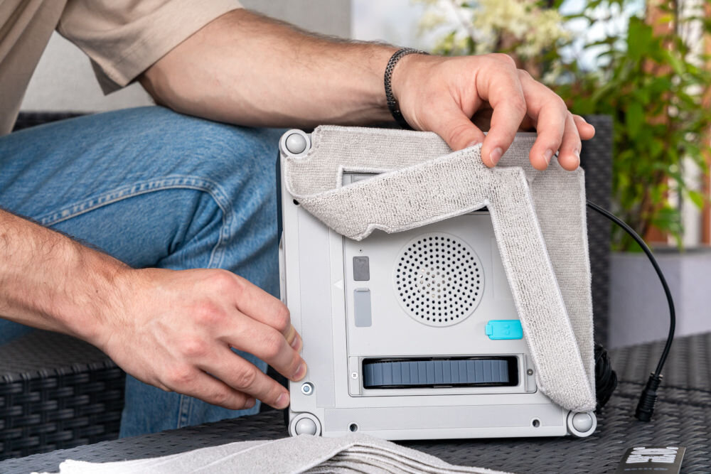 Nakładki SETTI+ do robota do okien WC700 8 szt. zbliżenie na robota z częściową odpiętą nakładką z mikrofibry