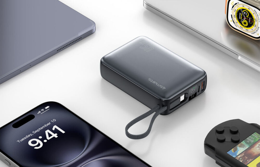 Powerbank 4SMARTS Enterprise Compact 20000 mAh 45 W zintegrowany kabel USB-C, port USB-C oraz port USB-A USB-C 45 W małych laptopów (np. MacBook Air / ultrabooków) USB PD 3.0 / PPS, QC 3.0, Huawei SCP, FCP, Samsung AFC - powerbank, a obok telefon, laptopy i konsola
