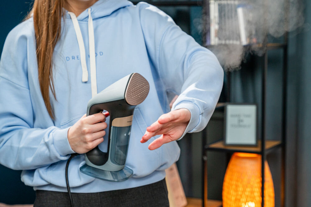 Parownica do ubrań (Steamer) GÖTZE & JENSEN SI800 Parownica do ubrań (Steamer) GÖTZE & JENSEN SI800 prasowanie bluzy nan osobie ceramiczna stopa równomierne nagrzewanie odporna na zarysowania