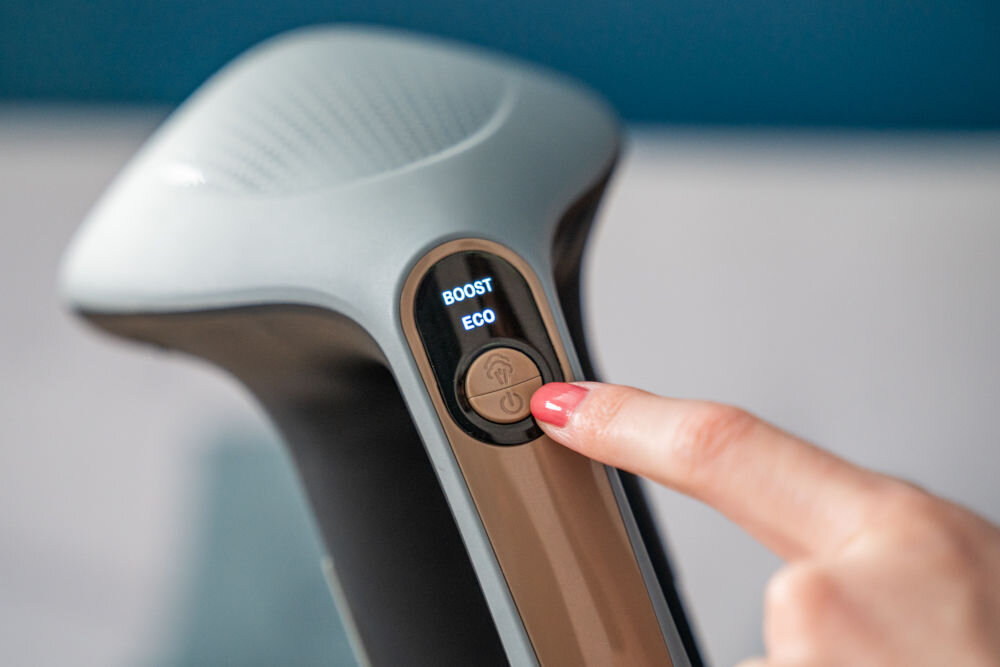 Parownica do ubrań (Steamer) GÖTZE & JENSEN SI800 Parownica do ubrań (Steamer) GÖTZE & JENSEN SI800 zbliżenie na aktywny wyświetlacz led tryb Eco tryb Boost ciągły wyrzut pary pojedyncze wyrzuty