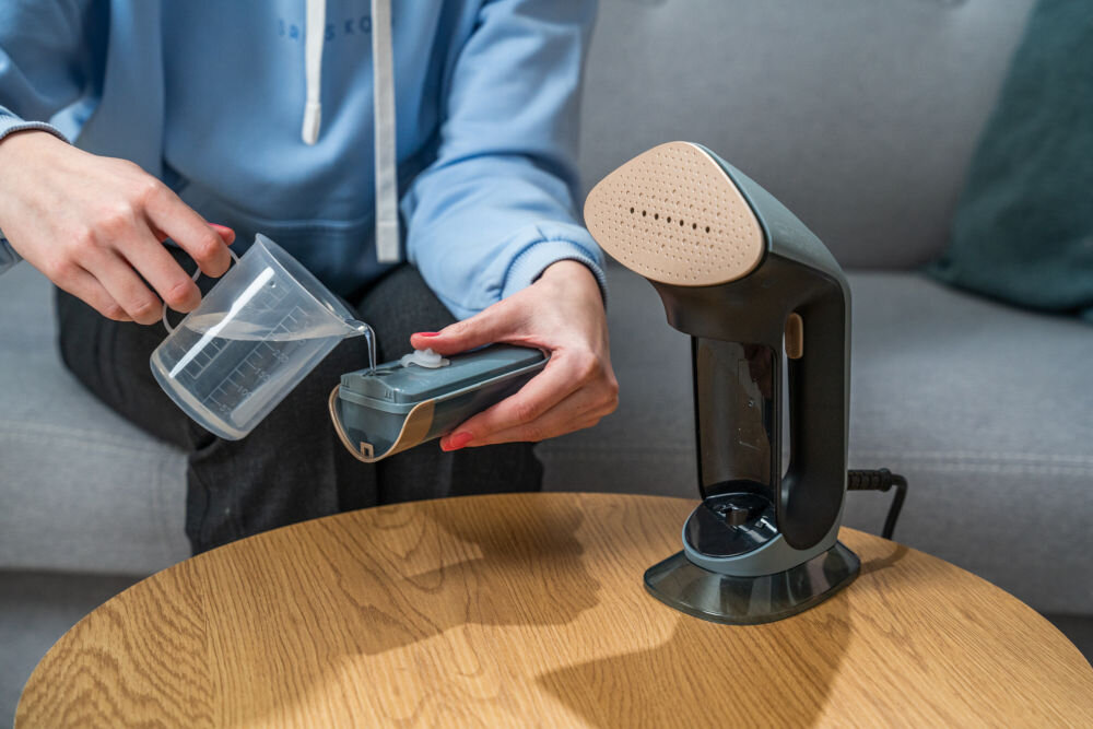 Parownica do ubrań (Steamer) GÖTZE & JENSEN SI800 Parownica do ubrań (Steamer) GÖTZE & JENSEN SI800 zbiornik wyjęty z parownicy uzupełniania zbiornika pojemność 220 ml czas pracy przystosowanie do wody z kranu