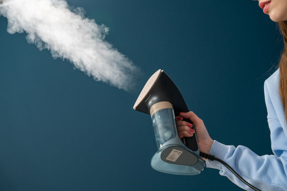 Parownica do ubrań (Steamer) GÖTZE & JENSEN SI800 Parownica do ubrań (Steamer) GÖTZE & JENSEN SI800 parownica z aktywnym wyrzutem pary nakładka ze szczotką prasowanie grubych materiałów wnikanie w tkaniny usuwanie sierści