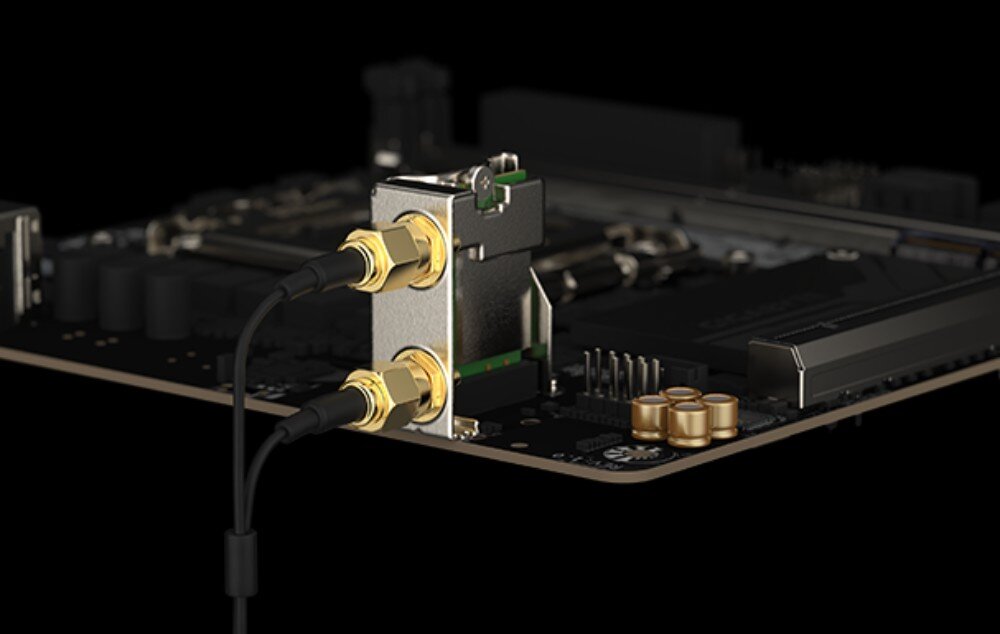 Płyta główna GIGABYTE B650M Gaming WiFi6E Wizualizacja modułu Wi-Fi zamontowanego na krawędzi płyty głównej z przykręconymi dwoma złotymi końcówkami kabli antenowych. W tle widać złote kondensatory audio